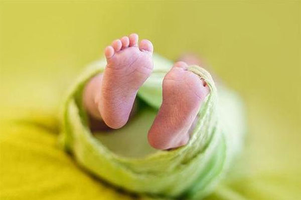 新生婴儿吐奶是什么原因